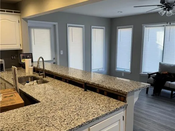 8718 Glenwood Ave, Kansas City, MO 64138