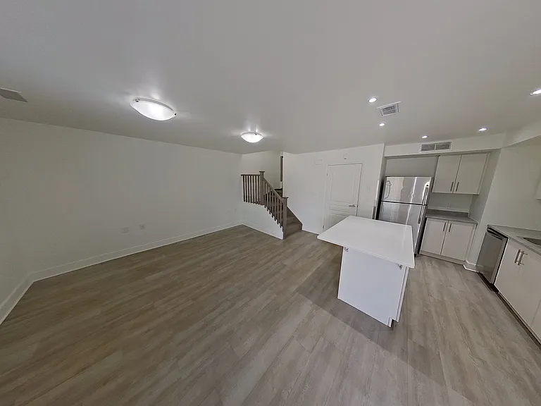 464 Frontenac St #16 — Photo 7