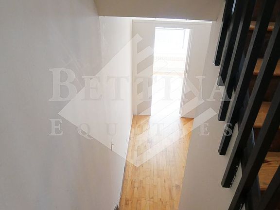 5th image of 327 E 34th St APT 5A