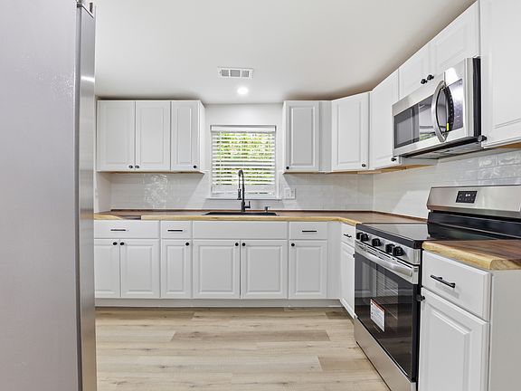 3rd image of 1009 W 52nd St