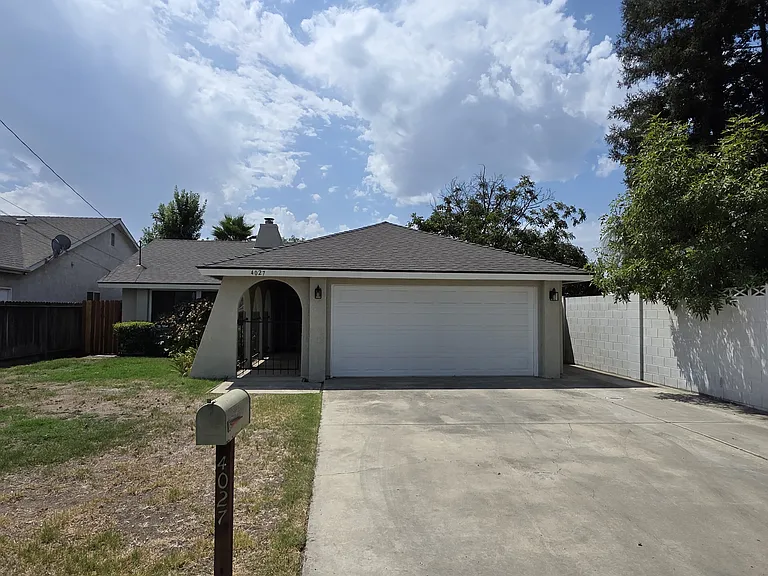 4027 W Tulare Ave — Photo 2