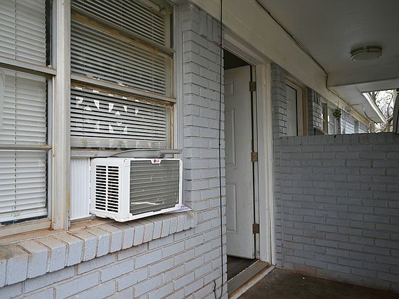 2nd image of 600 E 1st St