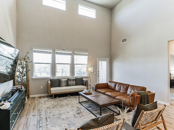 4th image of 204 Royal Palm Way