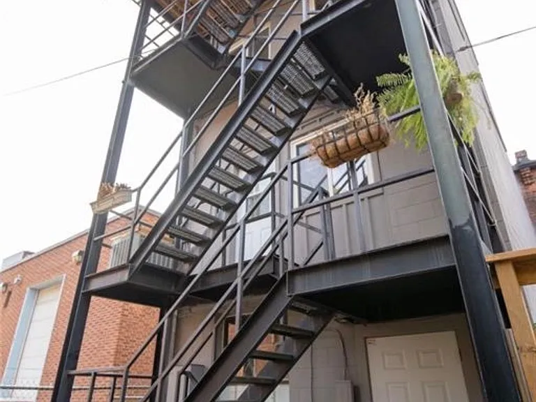 179 John St S #UPPER — Photo 23