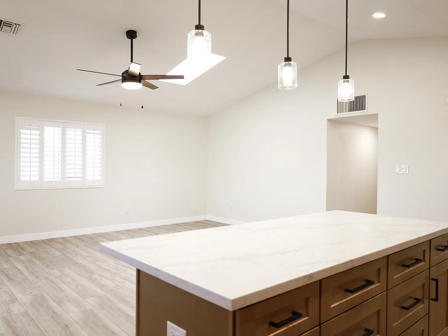 3 bed, 1600 sqft, $3,295 — Photo 3