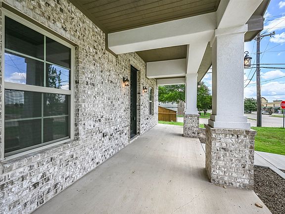 3rd image of 1102 Fort Worth St