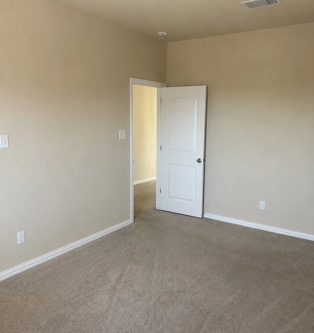 Room For Rent — Photo 4