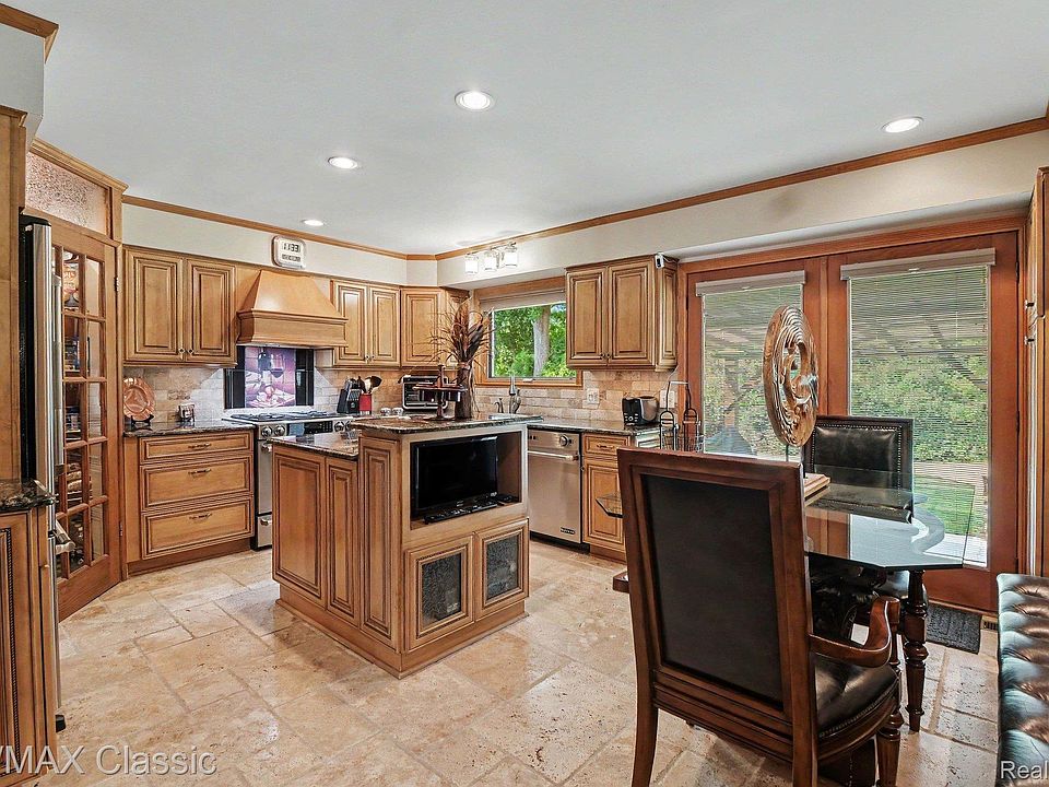 4590 Pine Village Dr, photo 9