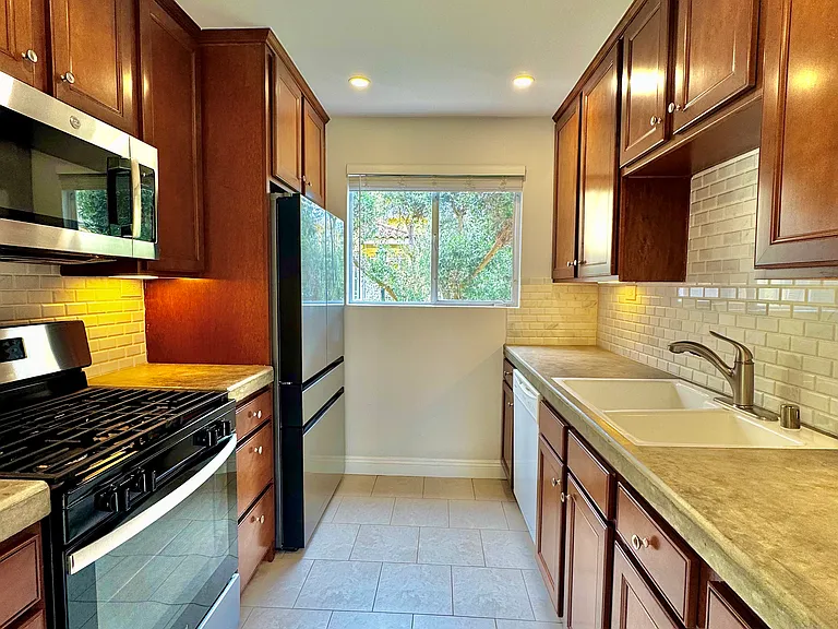 3172 S Barrington Ave #101 — Photo 9