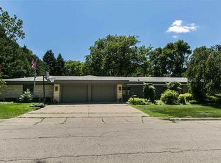 1195 Arrowhead Dr, Dubuque, IA 52003