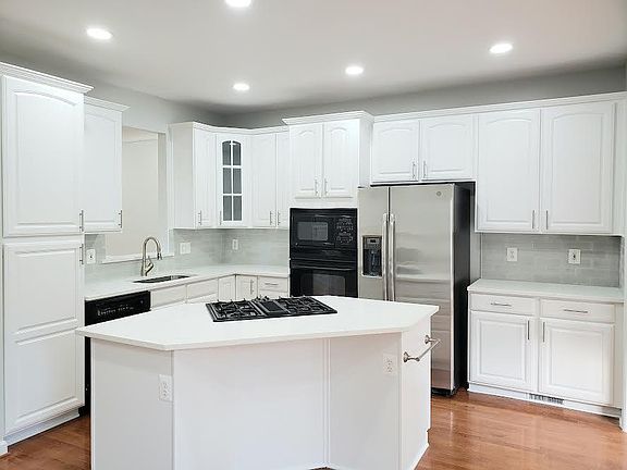 4th image of 4225 Upper Park Dr