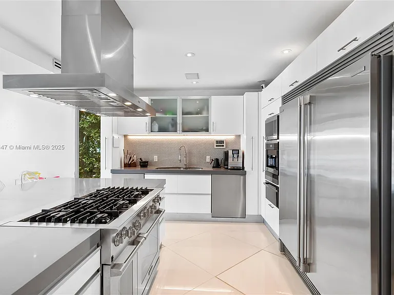 227 E Dilido Dr — Photo 35