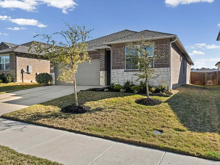 209 Connor Ln — Photo 3