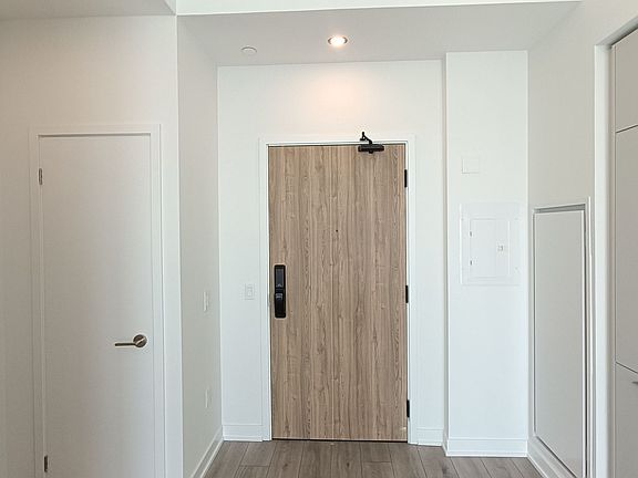 4th image of 1 Fairview Rd E #3210