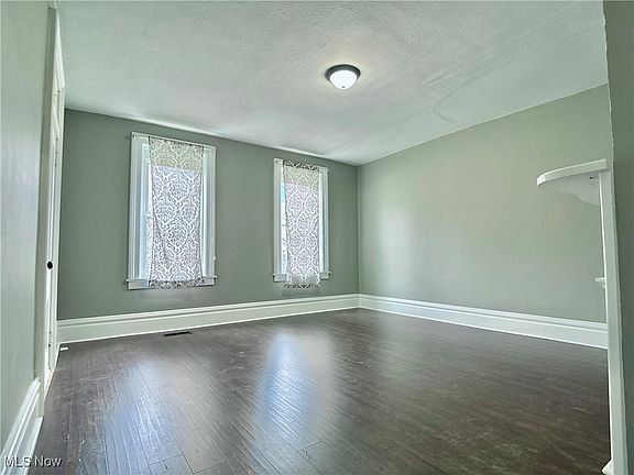 3rd image of 1341 Sharon Ave