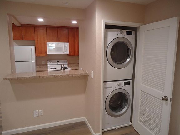 5th image of 87 Glen Eyrie Ave APT 6