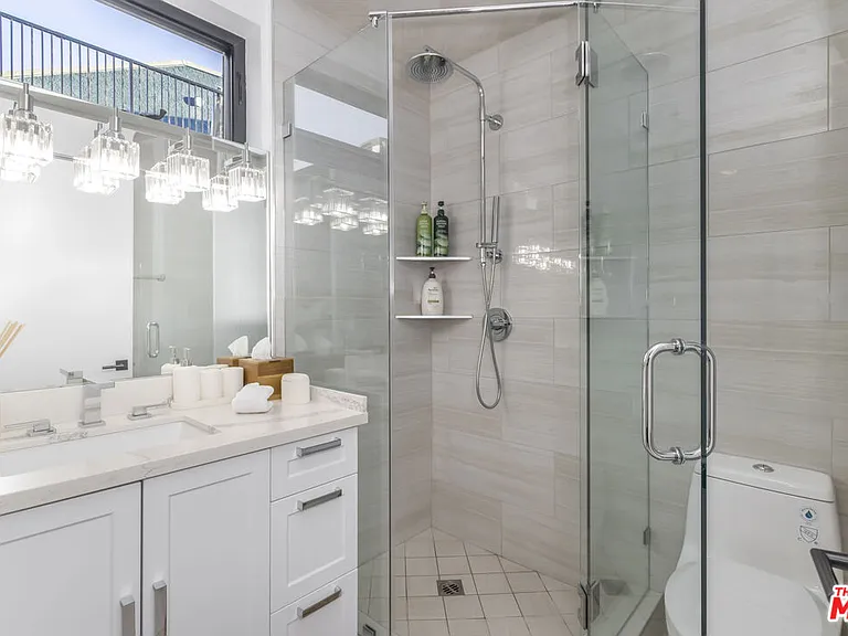 137 N Doheny Dr #3 — Photo 18