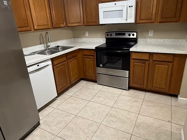 475 SE 8th St #220 — Photo 9