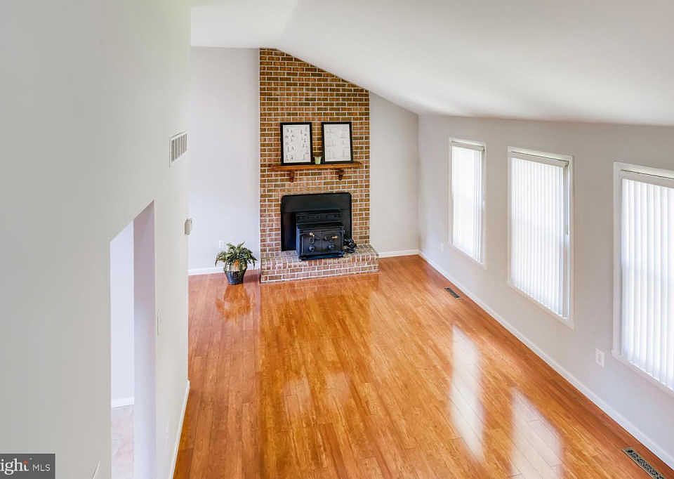 1st image of 221 Bright Oaks Dr