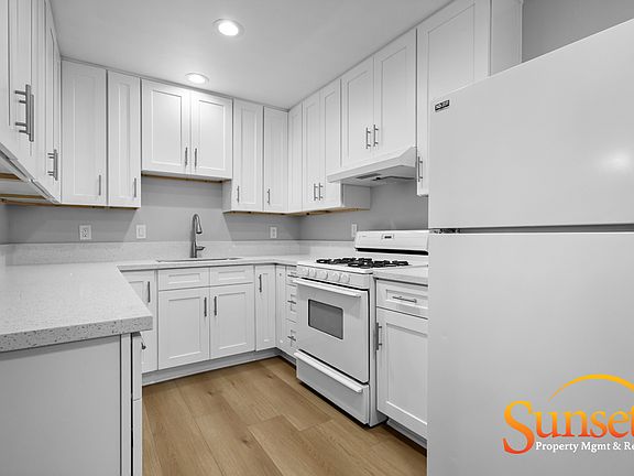 5th image of 4421 Clairemont Dr APT B