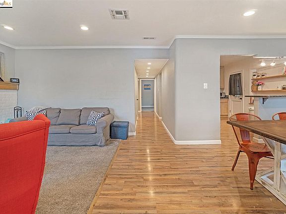 4th image of 1807 Holly Dr
