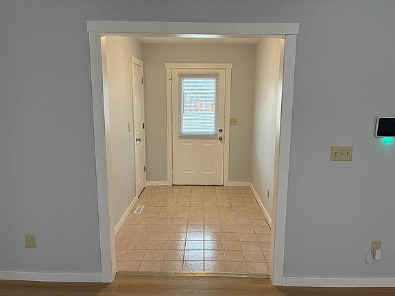4th image of 302 W Hunter Dr