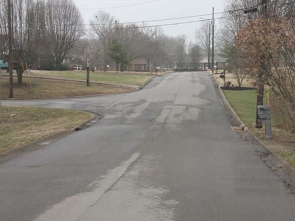 5th image of 313 Hampshire Ct