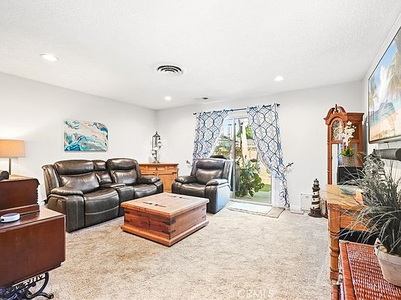 4th image of 23951 Vanowen St