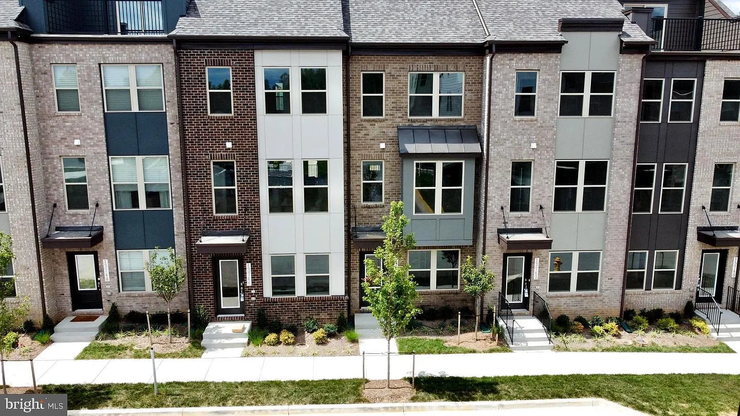 3 bed, 3.5 bath, 2086 sqft, $2,975 — Photo 3