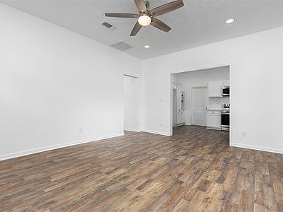 4th image of 806 E Academy St #1