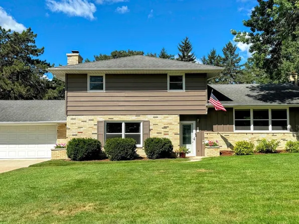 708 Maple Way N, Waukesha, WI 53188