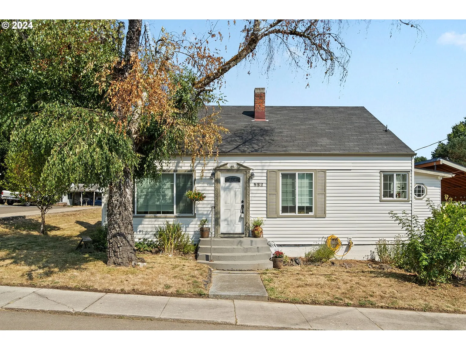 582 NE D St photo 1