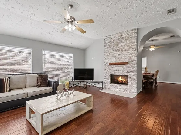 16147 New Field Dr, Houston, TX 77082