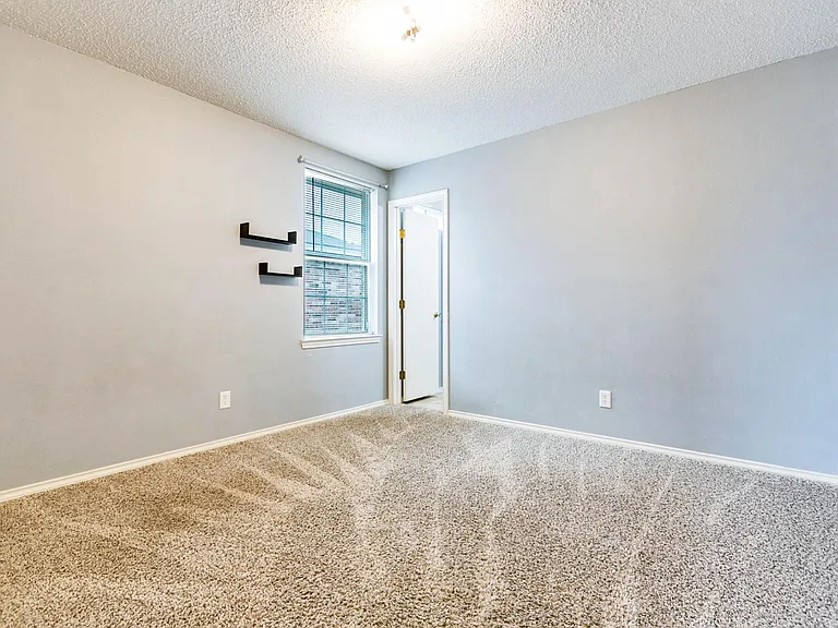 1221 Elmo Ln — Photo 27