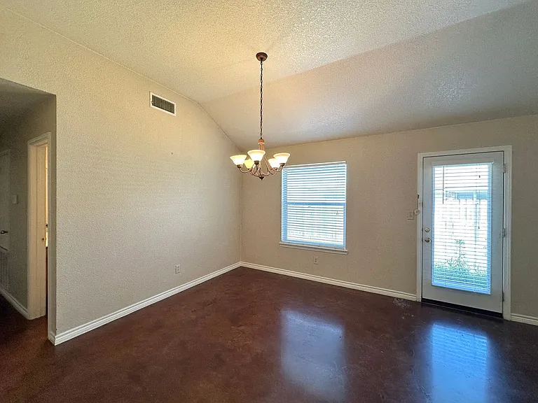 2103 Charleston Ct — Photo 10