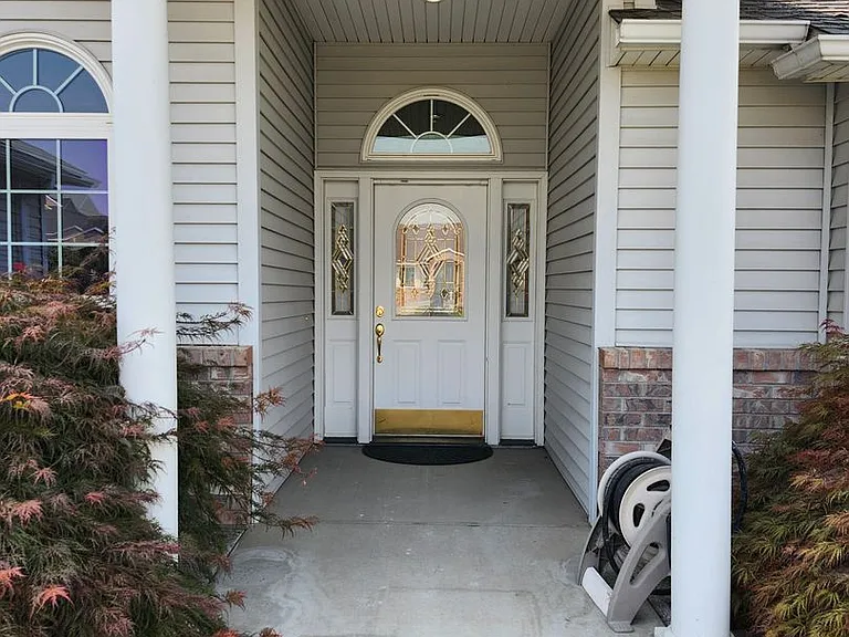 106 Prestwick Ln — Photo 3