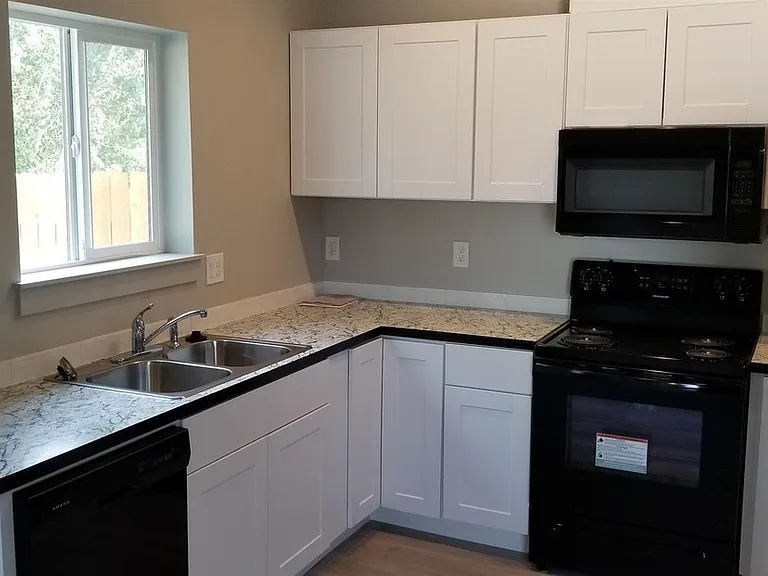 1003 N B St — Photo 3