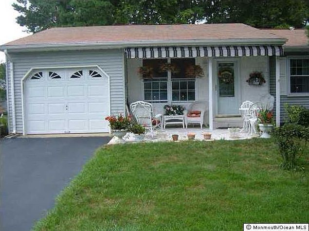 1st image of 12 Hampshire Ln
