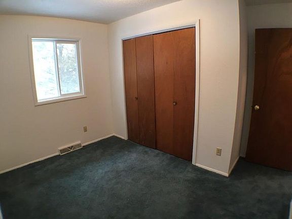 4th image of 810 S Sewell Ave