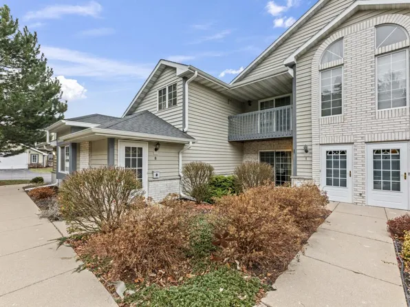 W240N2566 East Parkway Meadow CIRCLE #1, Pewaukee, WI 53072