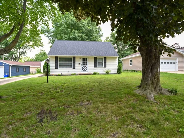 1135 Maplecrest Dr, Marion, IA 52302