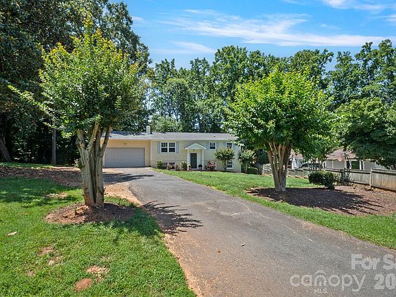 3rd image of 137 Hiram Rd