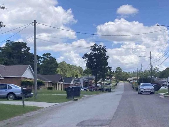 Exterior Neighborhood (street photo)