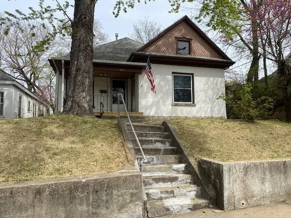 610 S 4th St, Atchison, KS 66002