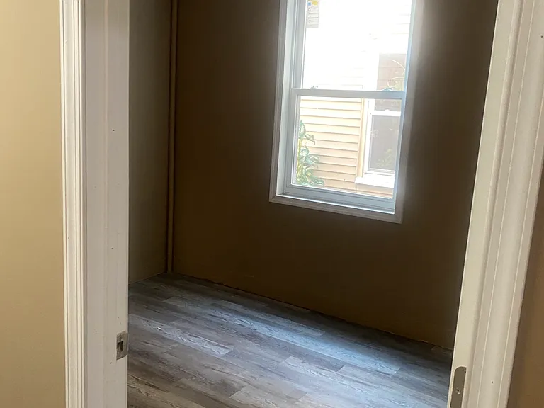 910 Ferry St — Photo 6