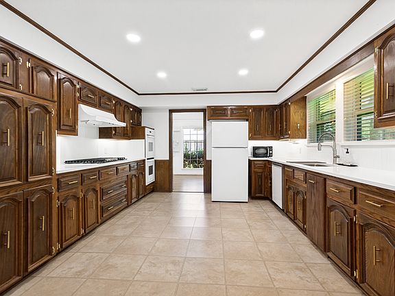 5th image of 6910 Windy Ridge Dr