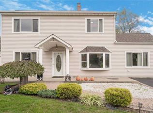 7 Wood Ln, Levittown, NY 11756