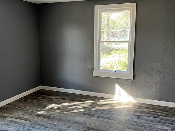 4th image of 516 Oak St