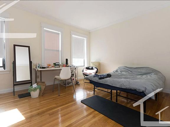 3rd image of 18 Euston St #20