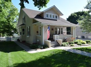 9 E Elm Ave, Roselle, IL 60172